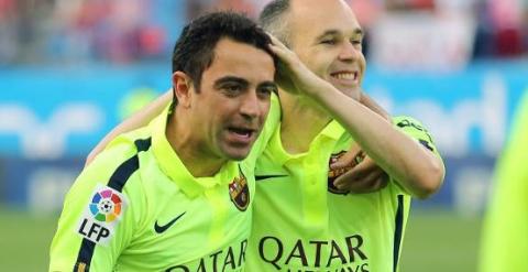 Xavi celebra junto a Iniesta el título de Liga en el Calderón. /AFP