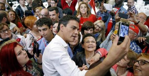 Pedro Sánchez se hace un 'selfie' durante su acto en Barcelona. EFE/Andreu Dalmau
