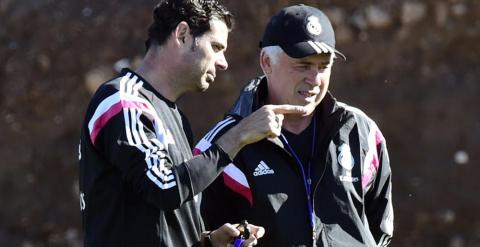 Fernando Hierro junto a Carlo Ancelotti en un entrenamiento del Real Madrid. /AFP