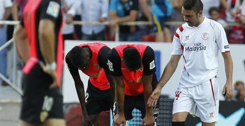 Dos jugadores del Almería se lamentan tras perder en la penúltima jornada contra el Sevilla. /EFE