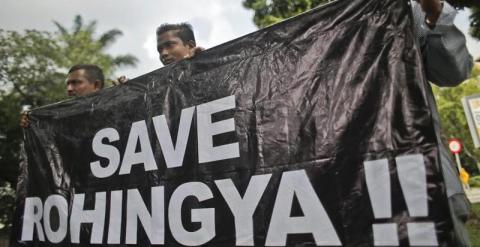 Manifestantes en Kuala Lumpur (Malasia) piden el rescate de los inmigrantes de etnia rohinyá. EFE