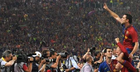 Xavi, aupado tras conquistar con el Barça la Copa de Europa contra el Manchester United en 2009. /AFP