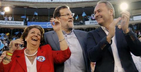 Rajoy, con Barberá y Fabra, en el mitin que el PP celebró ayer en Valencia. / EFE
