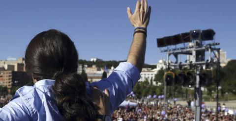 El líder de Podemos, Pablo Iglesias, saluda durante el mitin de cierre de campaña para las elecciones autonómicas y municipales del 24 de mayo, hoy en Madrid. EFE/Javier Lizon