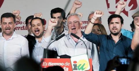 El coordinador federal de IU, Cayo Lara (2d), el candidato de IU a la Presidencia del Gobierno, Alberto Garzón (d), el coordinador general de IU en Andalucía, Antonio Maíllo (i), el candidato de IU a la alcaldía de Sevilla, Daniel González (2i), han inter