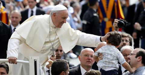 El papa Francisco acaricia a un niño a su llegada a la tradicional audiencia general de los miércoles en la Plaza de San Pedro del Vaticano, en la Ciudad del Vaticano, el pasado 20 de mayo./ EFE/Fabio Frustaci