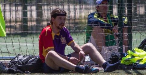 Pablo Iglesias, en un momento de descanso durante el partido de fútbol disputado este sábado.