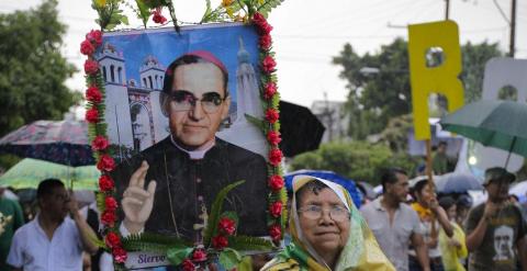 Cientos de devotos del mártir salvadoreño Óscar Arnulfo Romero inician una procesión, en el marco de las actividades previas a la beatificación, mañana, del asesinado monseñor en San Salvador (El Salvador). Se espera la presencia de cerca de 300.000 perso