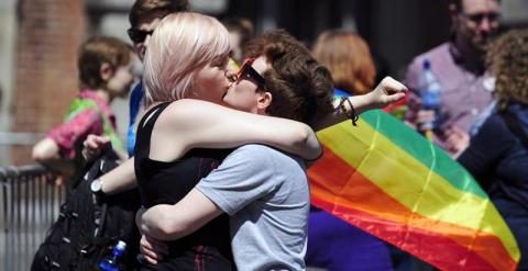 A couple kiss after early results suggest an overwhelming majority in favour of the referendum on same-sex marriage, in Dublin, Ireland, 23 May 2015. With counting still taking place in the historic referendum, early results are suggesting the Yes side ha