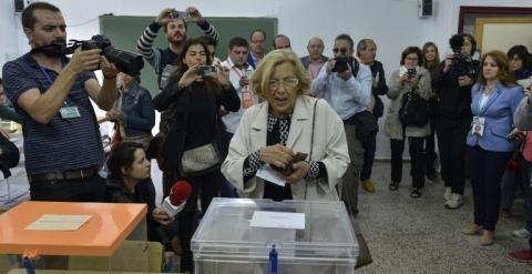 Manuela Carmena, de Ahora Madrid, ha sido la primera candidata en ir a votar. - AFP