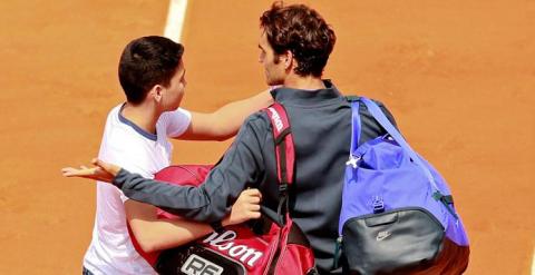 Federer, con el niño que quería un 'selfie' en Roland Garros. Reuters / Jason Cairnduff