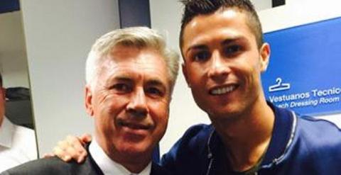 Cristiano posa con Ancelotti en una imagen colgada en su Twitter.