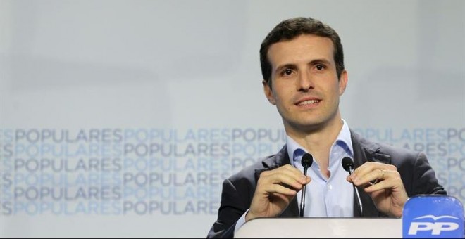 Pablo Casado, portavoz del PP, hace las primeras valoraciones de su partido a las encuestas difundidas por los medios de comunicación. EFE/Ballesteros