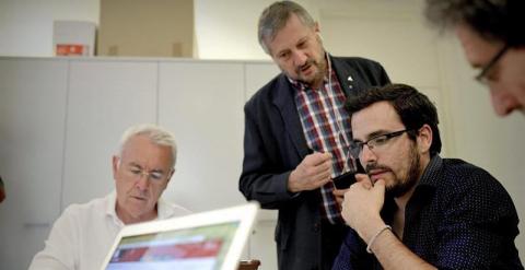 El líder de IU, Cayo Lara (i), y el candidato a la presidencia del Gobierno, Alberto Garzón (d), acompañados por el exeurodiputado Willy Meyer, siguen la información de la jornada electoral en la sede de Izquierda Unida, en Madrid. EFE/FERNANDO VILLAR