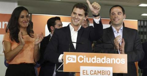 El presidente de Ciudadanos, Albert Rivera (c), y los candidatos a la alcaldia y a la Comunidad de Madrid, Begoña Villacis (i) e Ignacio Aguado (d), celebran los resultados electorales esta noche en Madrid. EFE/Kiko Huesca