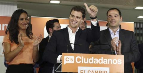 El presidente de Ciudadanos, Albert Rivera (c), y los candidatos a la alcaldia y a la Comunidad de Madrid, Begoña Villacis (i) e Ignacio Aguado (d), celebran los resultados electorales esta noche en Madrid. EFE/Kiko Huesca