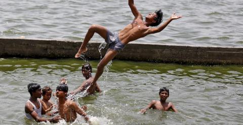 Un grupo de jóvenes se baña en el río Sabarmati en medio de la ola de calor que azota al país, en Ahmedabad, India./ REUTERS/Amit Dave