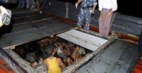 Inmigrantes bangladesíes y rohinyás, encontrados por las autoridades malasias en un barco a la deriva. EFEInmigrantes bangladesíes y rohinyás, encontrados por las autoridades malasias en un barco a la deriva. EFE
