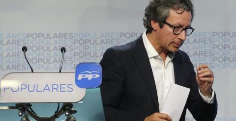 El vicesecretario de Organización y director de campaña de los populares, Carlos Floriano, tras comparecer ante la prensa anoche. /EFE