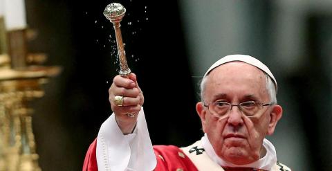 El Papa Francisco, durante la misa de Pentecostés celebrada ayer. EFE