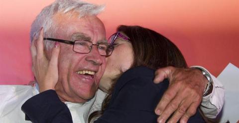 Mónica Oltra besa a Joan Ribó (Compromís), que podría ser el nuevo alcalde de Valencia. / EFE