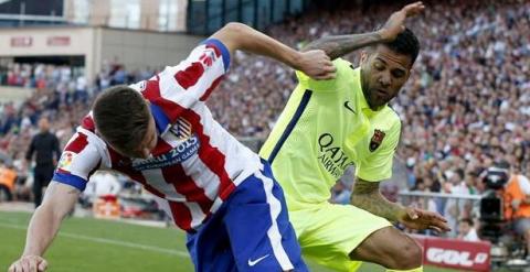Alves en el penúltimo partido de Liga contra el Atlético. /EFE