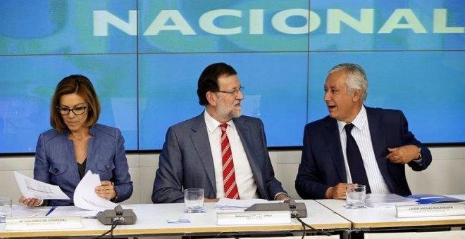 El presidente del Gobierno y del PP, Mariano Rajoy, junto a la secretaria general, María Dolores Cospedal, y el vicesecretario de Política Territorial, Javier Arenas. - EFE