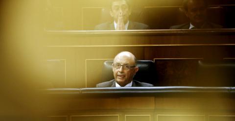 El ministro de Hacienda, Cristóbal Montoro, en su escaño en el Congreso de los Diputados. REUTERS/Susana Vera