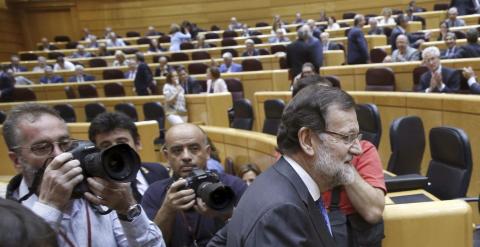 El presidente del Gobierno, Mariano Rajoy, ocupa su escaño a su llegada al pleno del Senado. EFE/Kiko Huesca