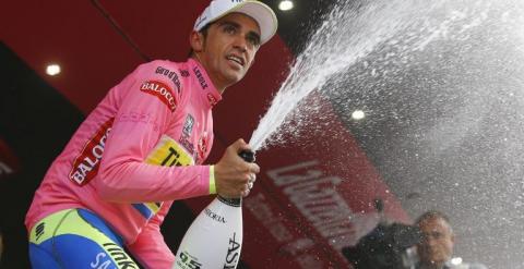 Alberto Contador celebra con champán una nueva etapa al frente del Giro. /AFP