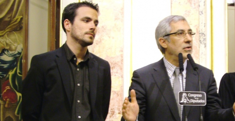 Alberto Garzón y Gaspar Llamazares, juntos en una rueda de prensa del Congreso de los diputados, en 2012. Prensa IU