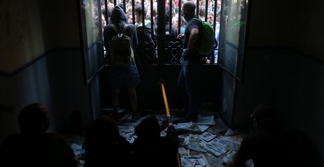 Los activistas apuntalan la puerta de entrada al edificio que han okupado en Madrid.- JAIRO VARGAS
