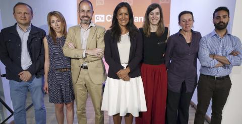La candidata de Ciudadanos al Ayuntamiento de Madrid, Begoña Villacís, posa junto a los otros seis concejales del partido elegidos en los comicios del 24-M. EFE/Kiko Huesca