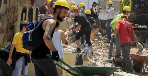 Activistas tratan de reconstruir el CSOA Can Vies tras su demolición.- EFE