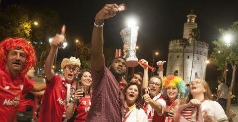Aficionados del Sevilla celebran la victoria del equipo sevillista en la final de la Liga Europa. /EFE