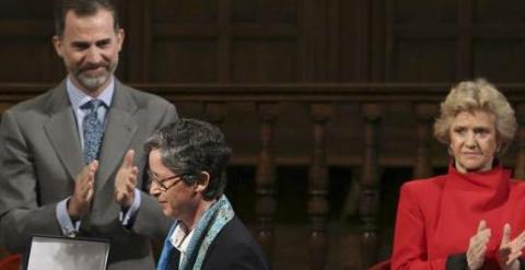 Felipe VI entrega el VI Premio Derechos Humanos Rey de España a la superiora general de las Adoratrices, Teresa Valenzuela. EFE