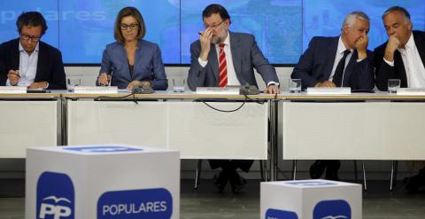 Rajoy con la cúpula del PP en la última reunión del Comité Ejecutivo, en el que se examinaron los resultados del 24-M. REUTERS/Susana Vera