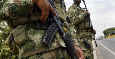 Miembros del Ejército de Colombia custodian el puente que une los departamentos del Cauca y Valle en el suroeste. - EFE