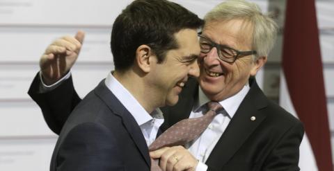 El presidente de la Comisión Europea,  Jean-Claude Juncker, saluda cordialmente al primer ministro griego, Alexis Tsipras, a su llegada a la última reunión de la UE en Riga. REUTERS/Ints Kalnins