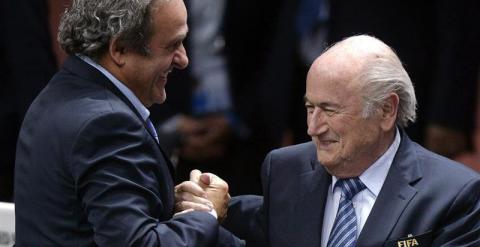 El presidente de la UEFA, Michel Platini, felicita a Joseph Blatter. / EFE