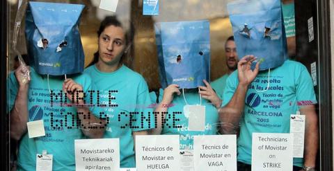 Trabajadores subcontratados por Telefónica, en el Mobile World Center (MWC) de Barcelona. / EFE