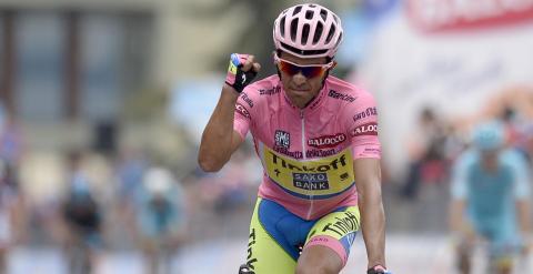 Alberto Contador cruza la línea de meta en la penúltima etapa del Giro. /REUTERS