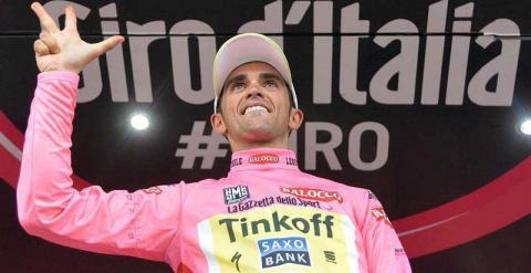 Contador celebra su victoria en el podio de Milán. EFE/EPA/LUCA ZENNARO