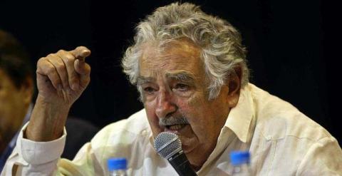 Mujica durante su intervención en la conferencia organizada por Casa América en el Casinet de Hostafrancs de Barcelona. / TONI ALBIR (EFE)