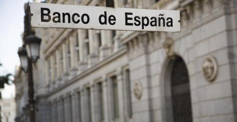 El cartel de la entrada de la estación del metro de Banco de España, junto a la sede de la institución. REUTERS