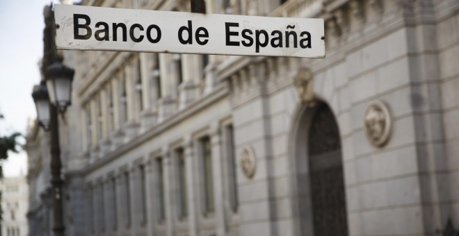 El cartel de la entrada de la estación del metro de Banco de España, junto a la sede de la institución. REUTERS
