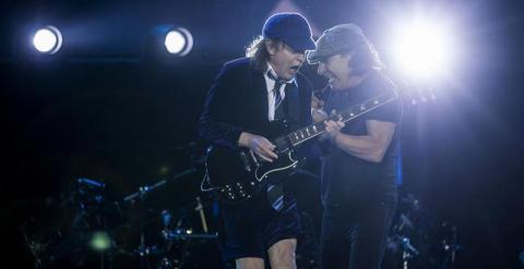 Brian Johson y Angus Young (i), dos de los integrantes de la legendaria banda de hard rock AC/DC. EFE/Emilio Naranjo