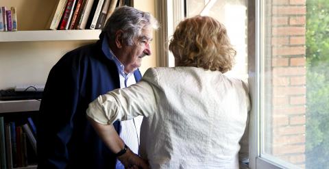 La aspirante a la Alcaldía de la capital de Ahora Madrid, Manuela Carmena, con el expresidente de Uruguay José Mujica, en su domicilio. EFE