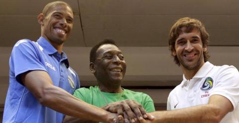Yenier Marquez, Pele y Raúl Gonzalez entrelazan sus manos tras ofrecer una rueda de prensa en La Habana. / ENRIQUE DE LA OSA (REUTERS)