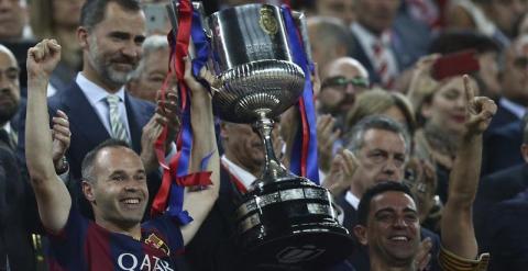 Xavi e Iniesta levantan la Copa del Rey en presencia de Felipe VI. /EFE